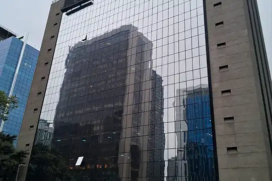 Aplicação de película solar para controle solar em fachada de edifício comercial no Itaim Bibi.