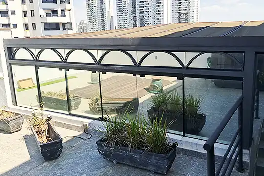 Aplicação de película arquitetônica para controle solar em fachadas e vidraças