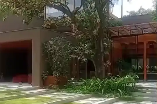 Aplicação de película arquitetônica para controle solar em imóveis