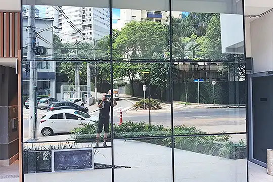 Aplicação de película arquitetônica para controle solar em lojas comerciais