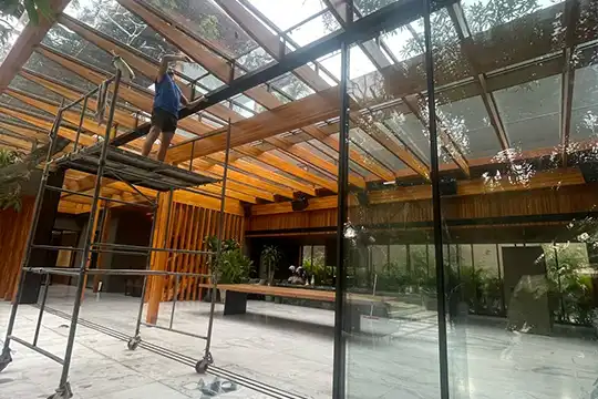 Aplicação de película arquitetônica para controle solar em pergolados