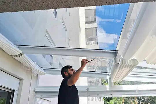 Aplicação de película arquitetônica para controle solar em tetos de vidro