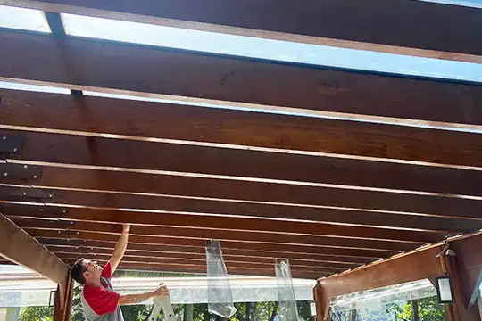 Aplicação de película arquitetônica para controle solar em tetos pergolados