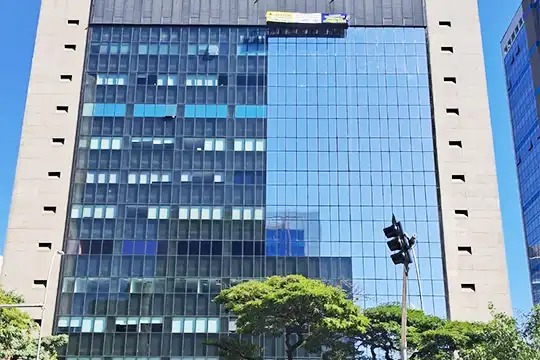 Aplicação de película arquitetônica para controle solar em tetos de vidro