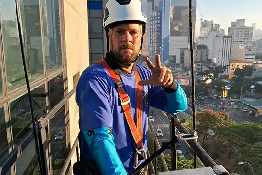 Profissionais certificados em aplicação de películas arquitetônicas para controle solar