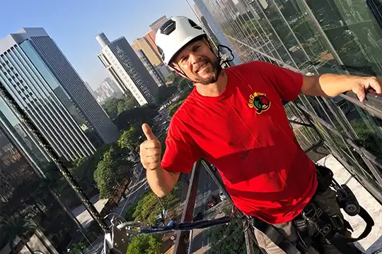 Uso de EPIs na aplicação de película arquitetônica para controle solar